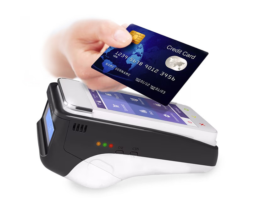 Klient płacący kartą na terminalu płatniczym